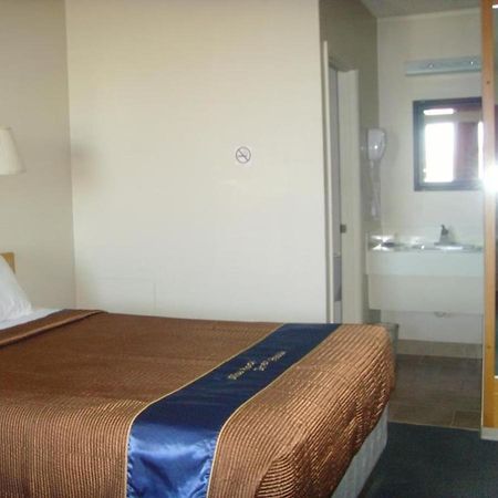 Skyview Swift Current Hotel Bagian luar foto