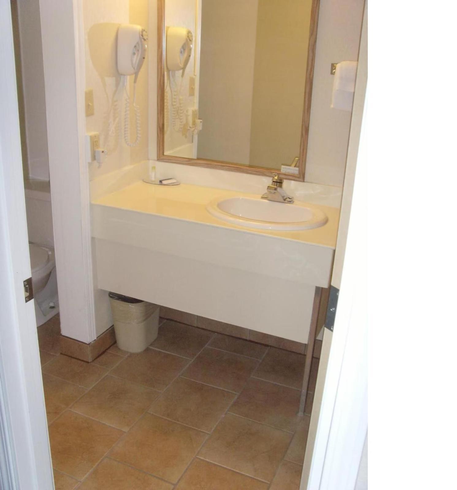 Skyview Swift Current Hotel Bagian luar foto