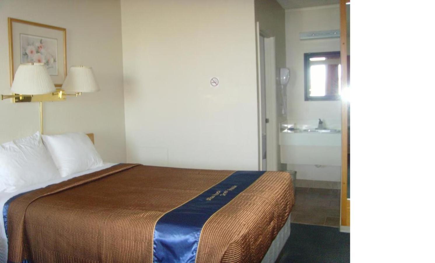 Skyview Swift Current Hotel Bagian luar foto