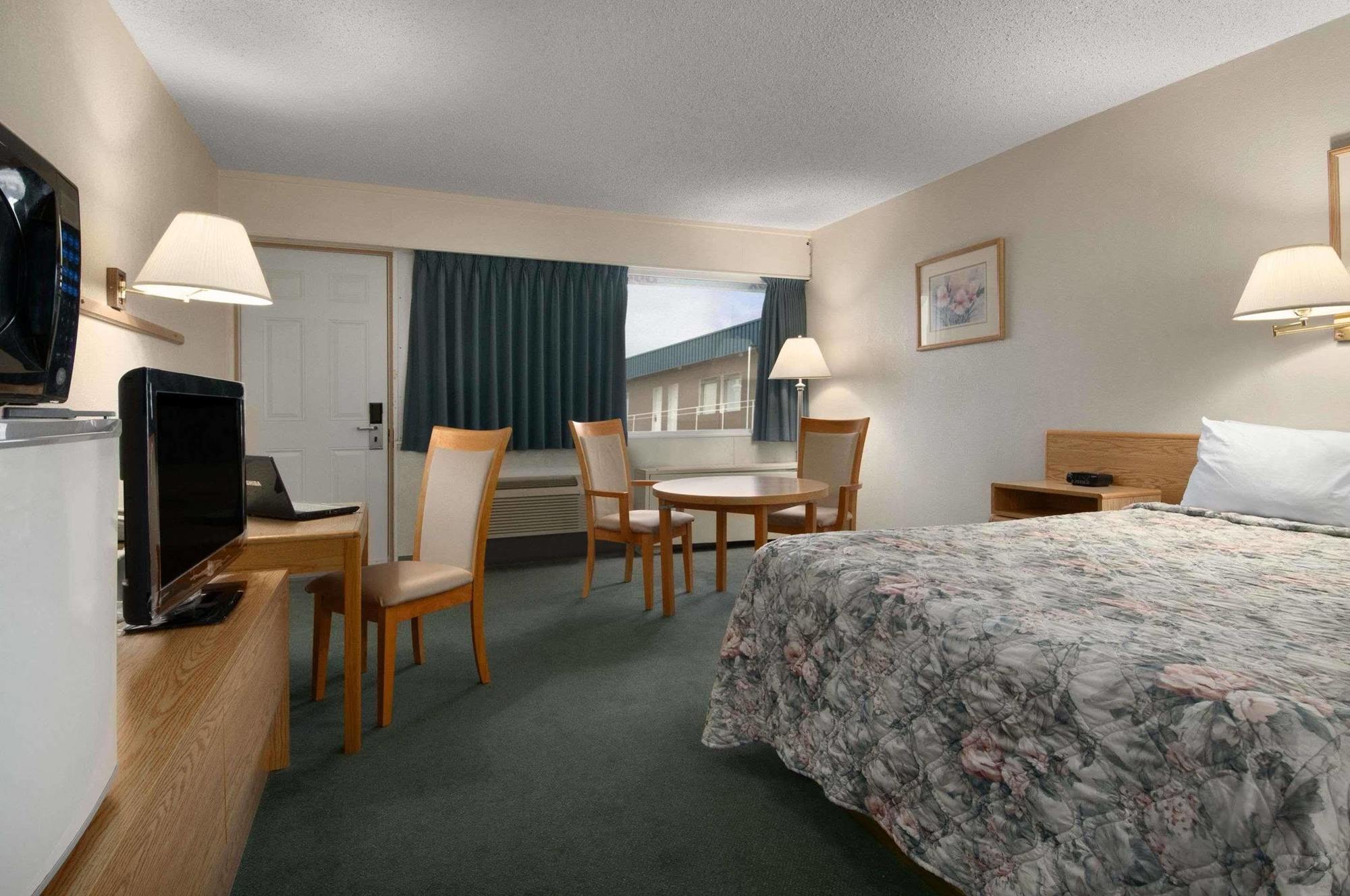 Skyview Swift Current Hotel Bagian luar foto