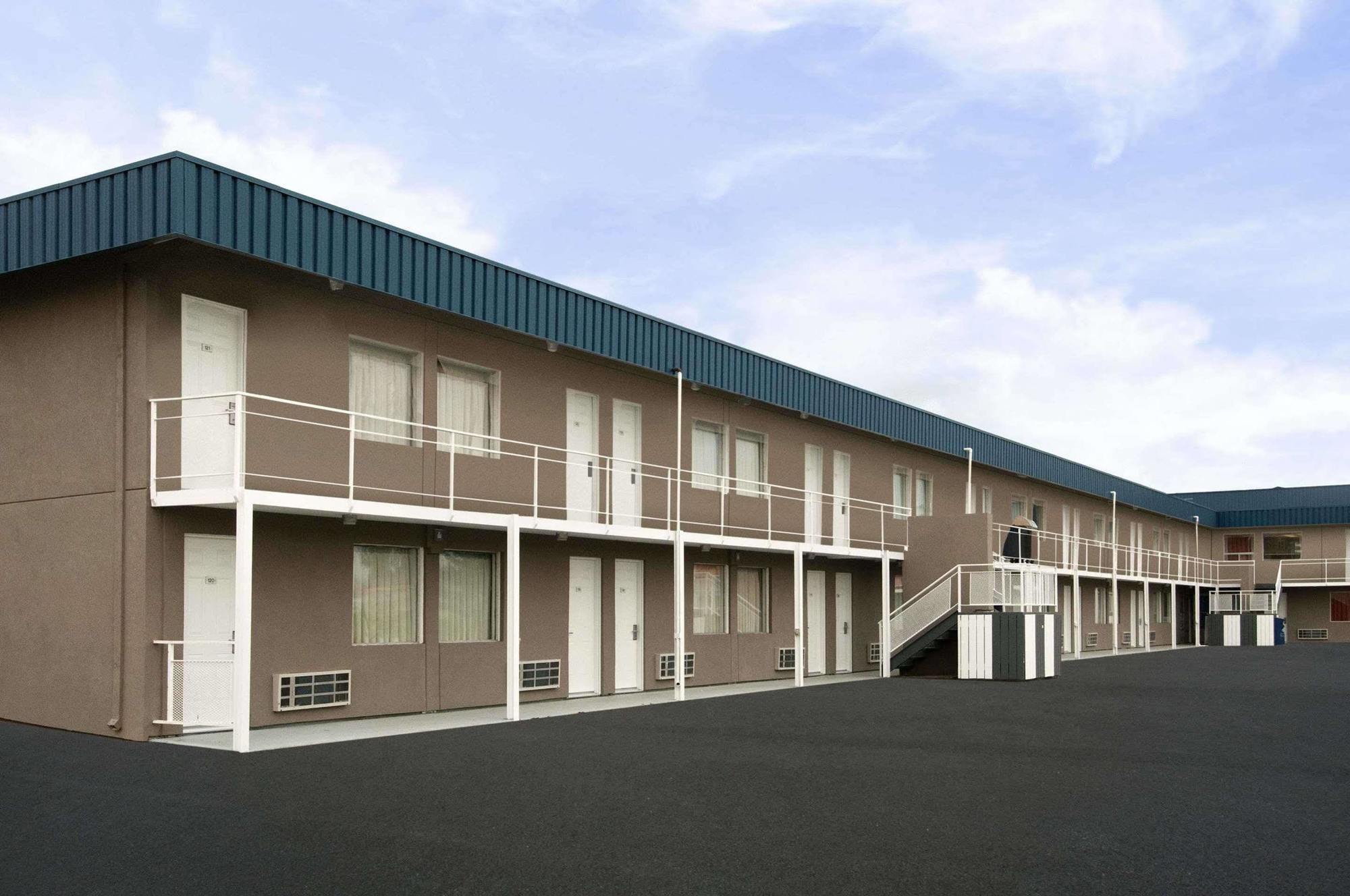 Skyview Swift Current Hotel Bagian luar foto