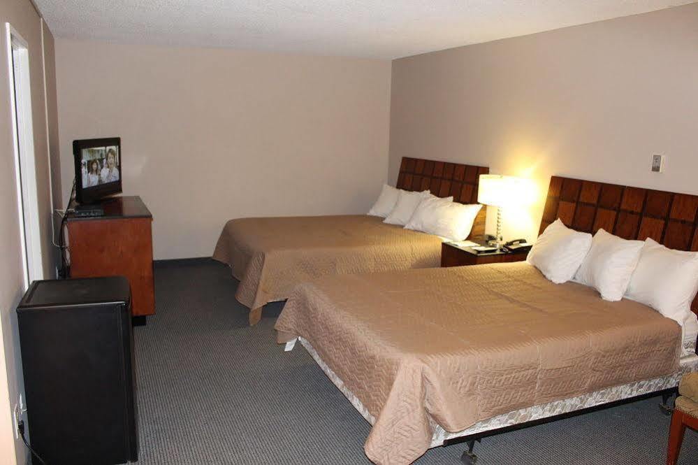 Skyview Swift Current Hotel Bagian luar foto