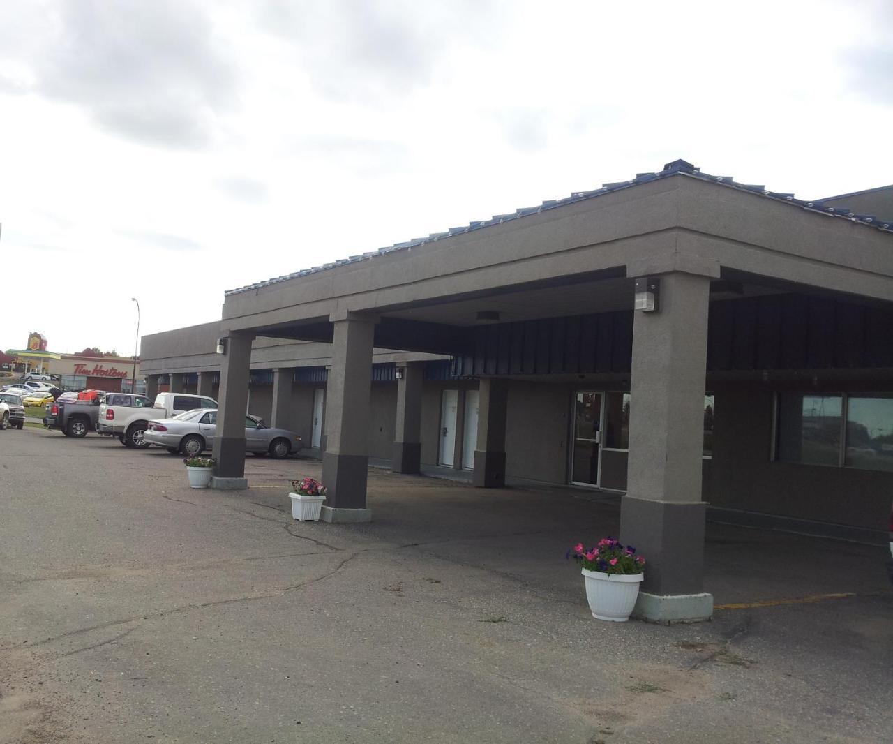 Skyview Swift Current Hotel Bagian luar foto