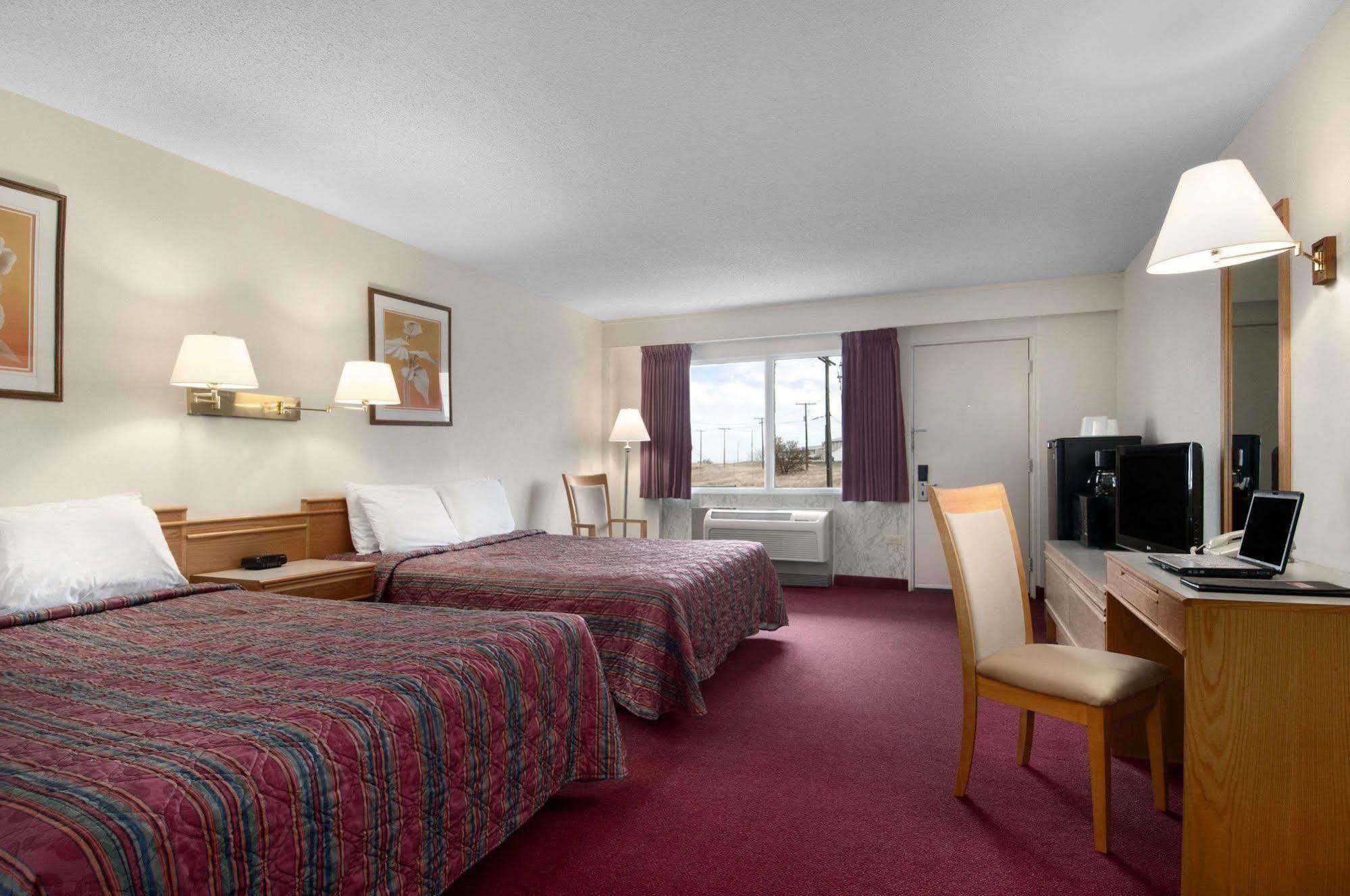Skyview Swift Current Hotel Bagian luar foto